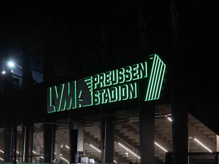 Das LVM-Preußenstadion leuchtet jetzt sichtbar