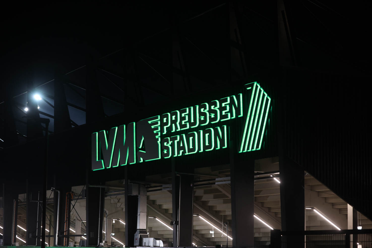 Das LVM-Preußenstadion leuchtet jetzt sichtbar