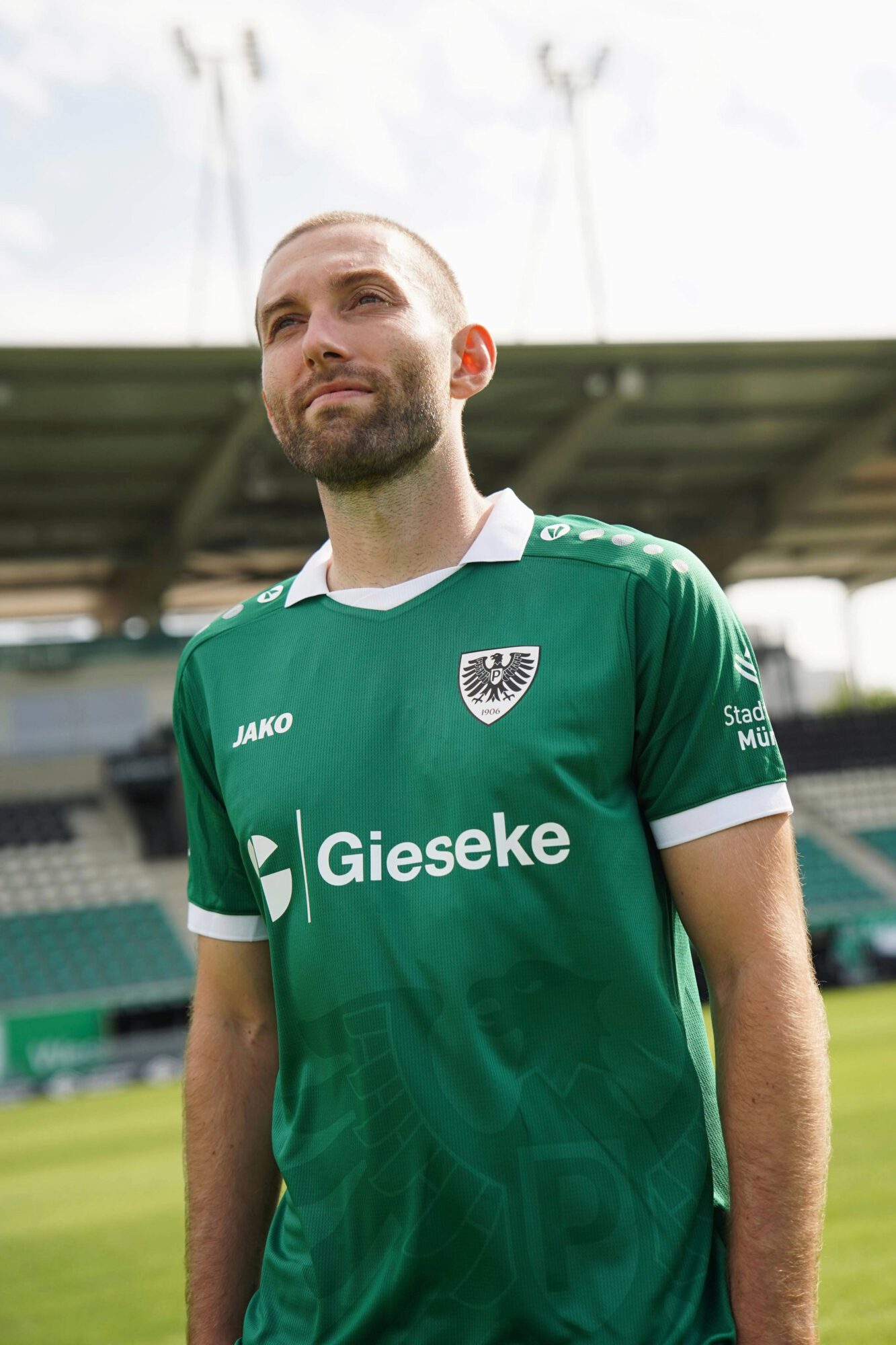 Rico Preißinger trägt das Pokaltrikot mit Gieseke-Logo. Foto: SC Preußen Münster