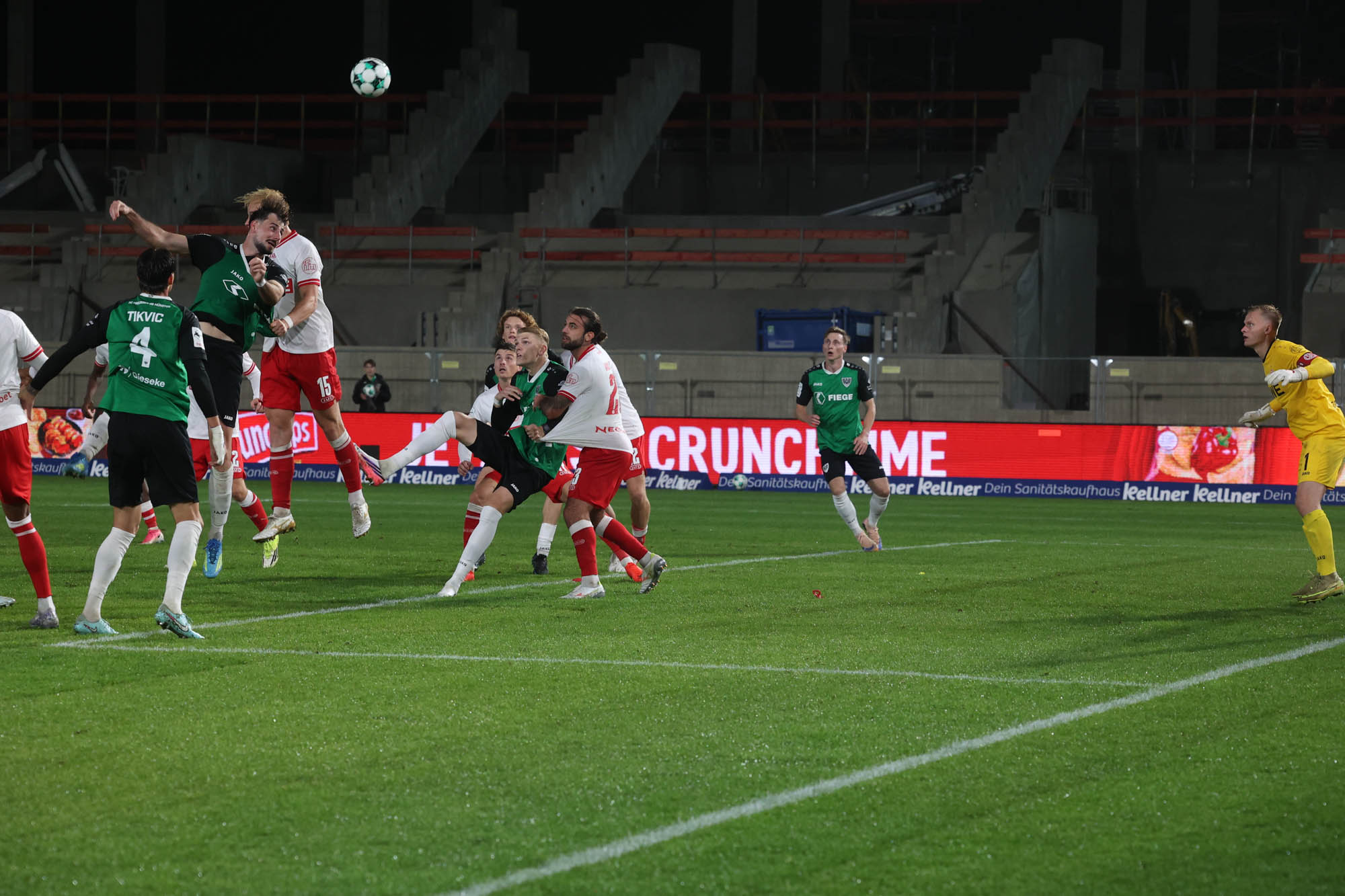 Joshua Mees in der Sekunde vor dem Tor: Hier kommt der Ball von Zeller rüber zu Mees, der ganz frei steht.