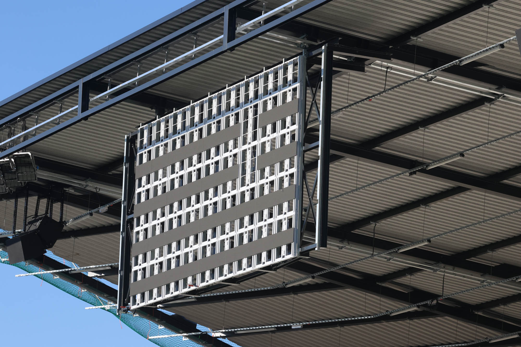 Bautagebuch 42: Videowall und Flutlicht