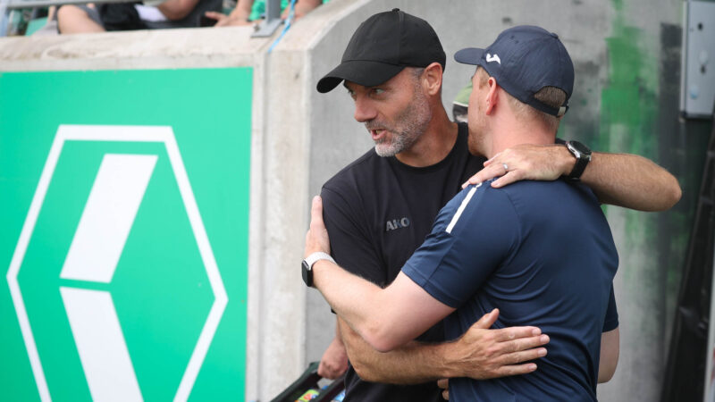 Testspiel Münster - Viktoria Köln: Trainer Alexander Ende vor dem Spiel, hier mit Gästetrainer Marian Wilhelm.