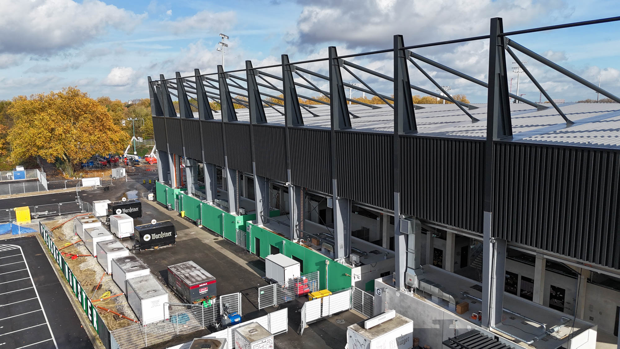 Erster Anstrich: Westtribüne jetzt mit Grün